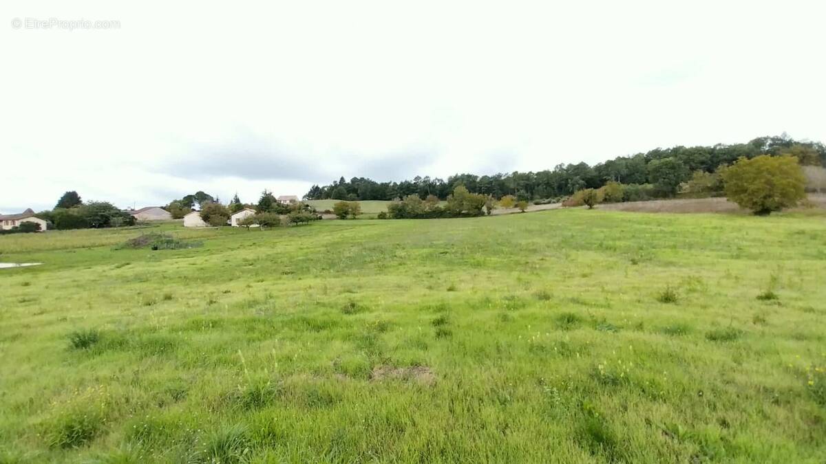 Terrain à SAINT-GERMAIN-DU-SALEMBRE