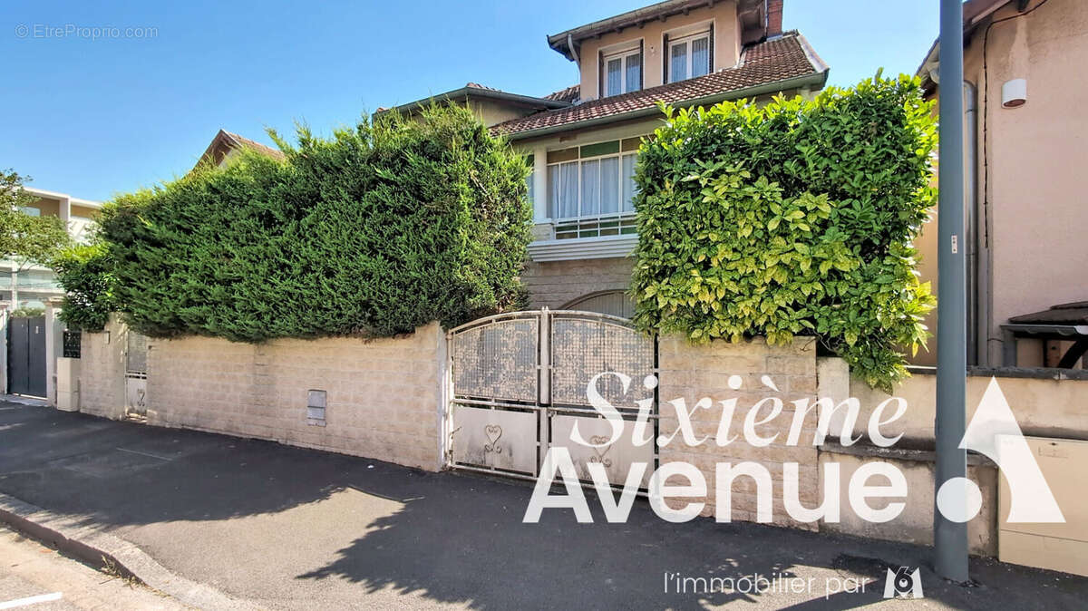 Maison avec appartements et ateliers Venissieux 13 pièce(s) 435m² m2 - photo 15