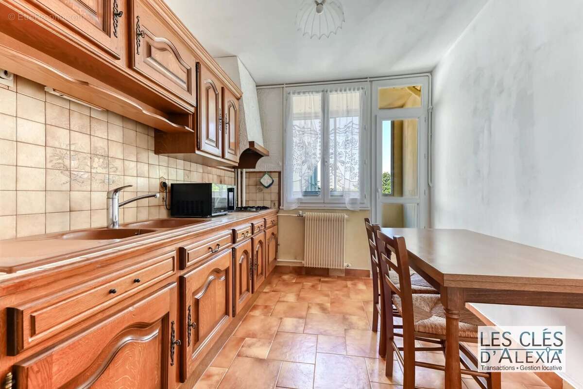 T4 traversant quartier PASTEUR, 75,83 m² / Loggia fermée / Balcon / Parking collectif - photo 7