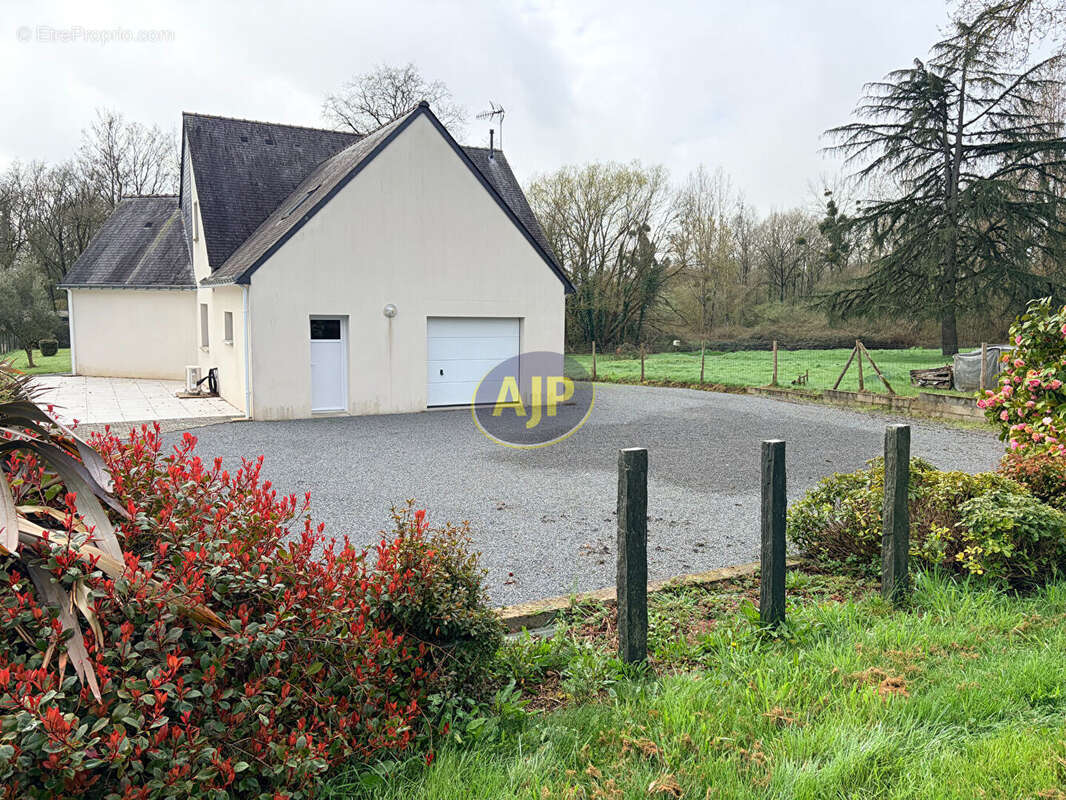 Maison à LA CHAPELLE-DE-BRAIN