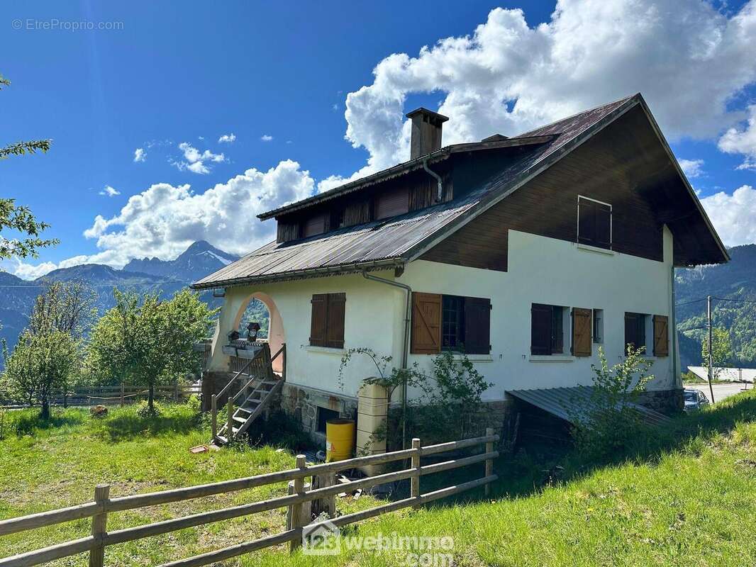 ce chalet offre un potentiel immense à exploiter. - Maison à NOTRE-DAME-DE-BELLECOMBE