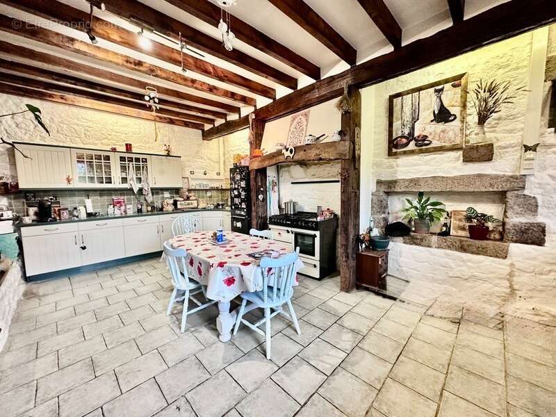 Maison en pierre de 244 m2 habitables avec chambres d'hôtes et 8500 m2 terrain à vendre CHAMP DU BOULT (14) - photo 2