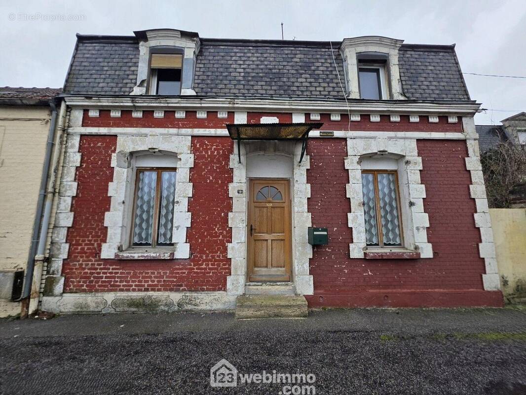 Maison de ville avec jardin, développant environ 95 m², édifiée sur une parcelle de 521 m² - Maison à SOISSONS