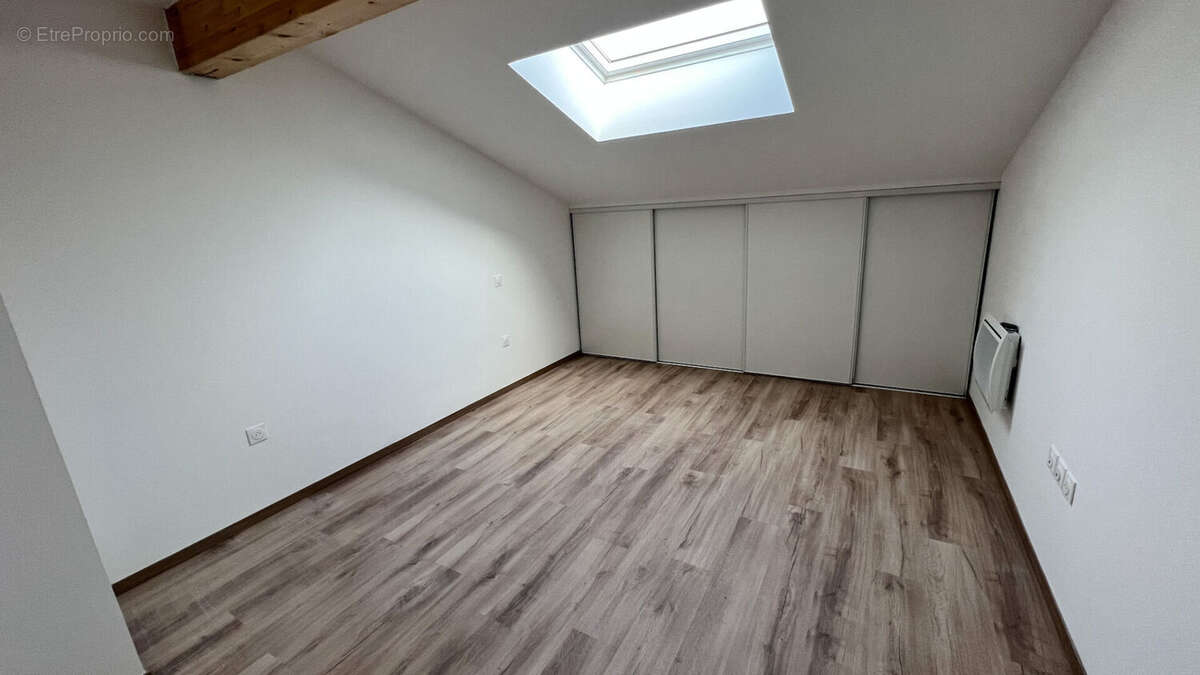 Appartement à PINS-JUSTARET