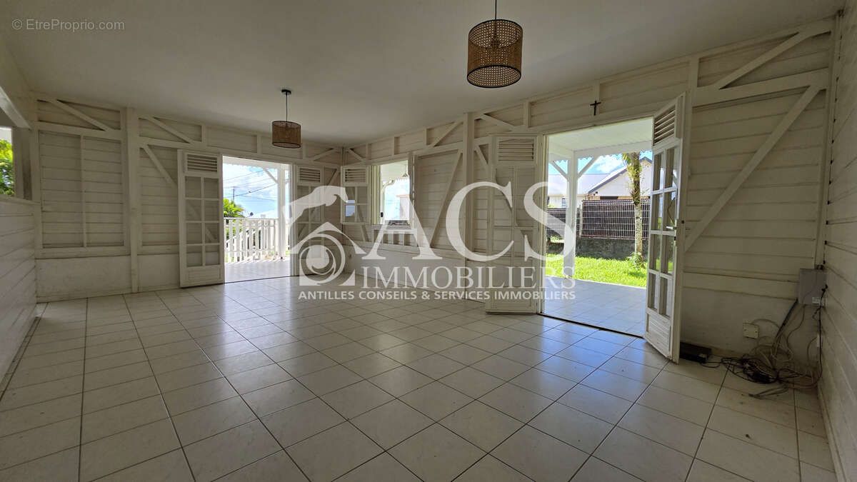 A vendre Charmante maison T4 avec piscine, jardin et grand garage à SAINT-JOSEPH - photo 7