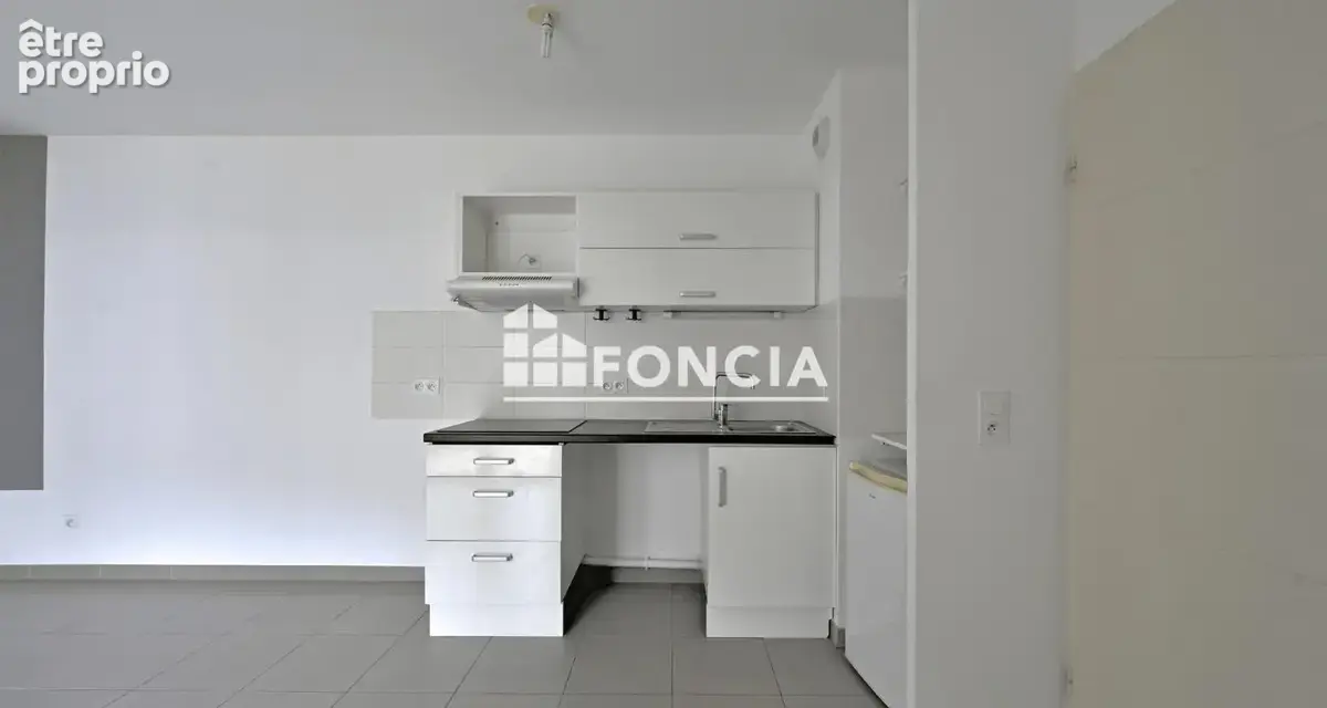 Coup de coeur assuré pour ce T2 avec double balcon et parking - photo 7