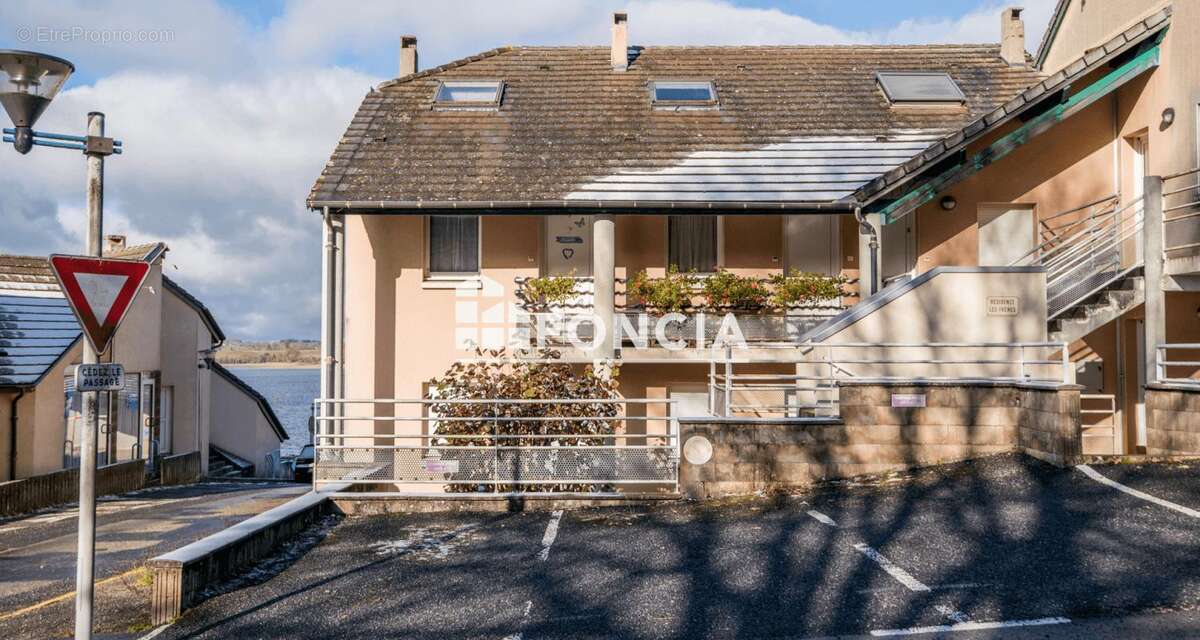 Appartement à SALLES-CURAN