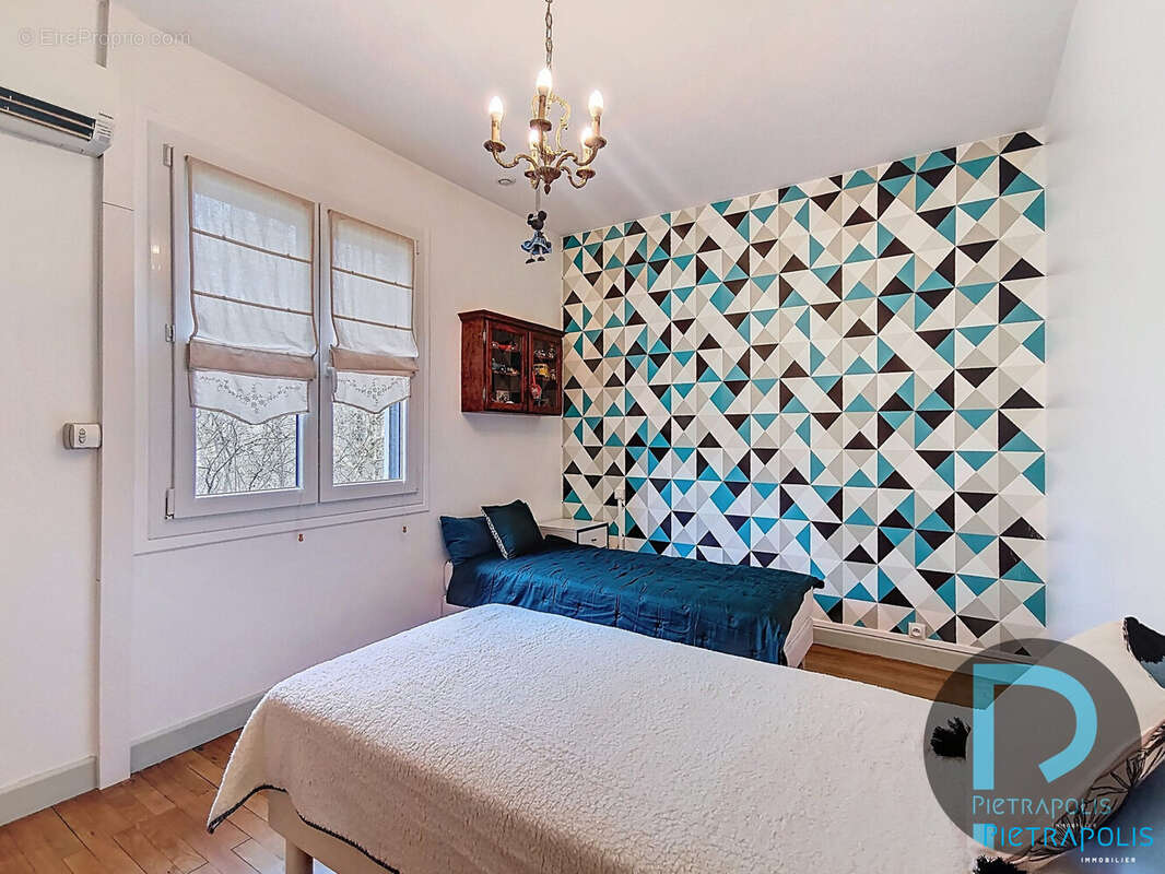 CHAMBRE 2 avec split mural - Maison à REPLONGES