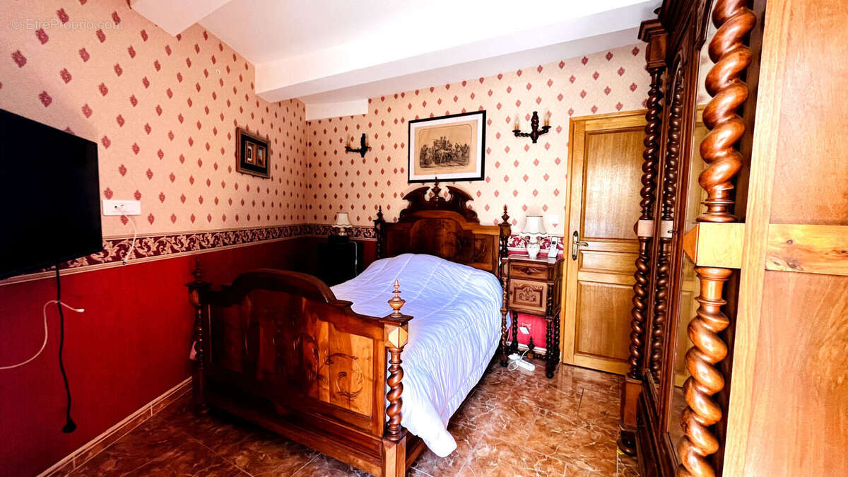 Maison à MONTOULIERS