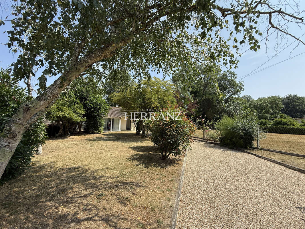Maison à SAINT-MEDARD-DE-GUIZIERES