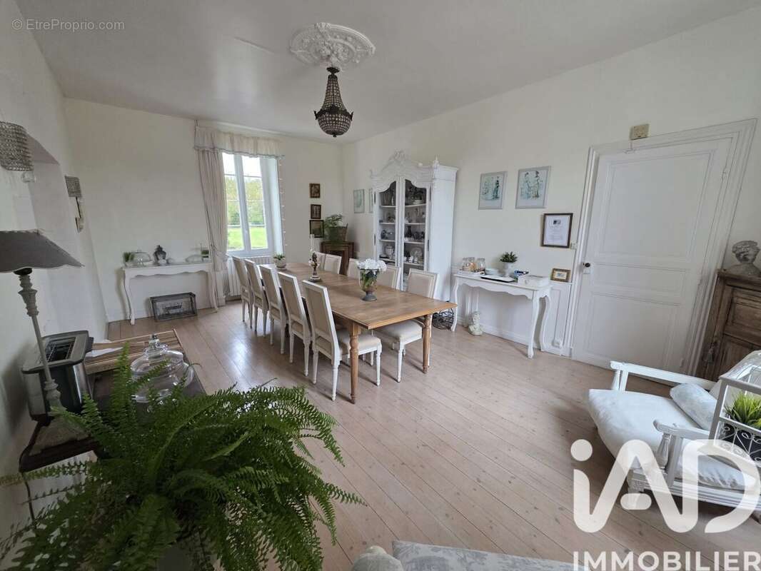 Maison 530 m² à Courcelles  - photo 8