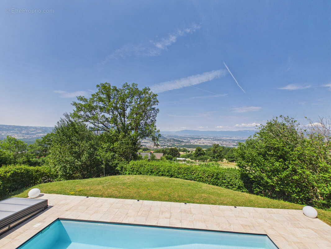 LUCINGES - Maison d'architecte contemporaine de 7 pièces avec piscine. - photo 4