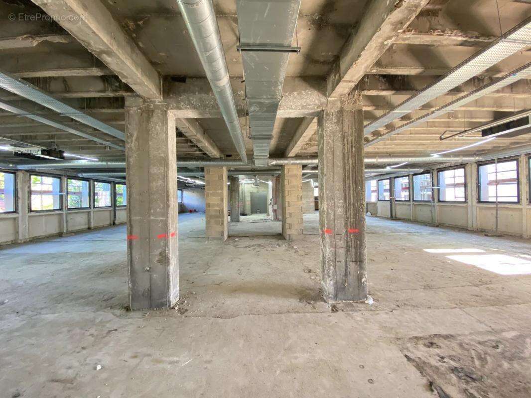 Bureaux à vendre à Boulogne Billancourt. Immeuble restructuré à neuf, 3 plateaux de plus de 500m² divisibles, PMR, 180m² d'espac - photo 7