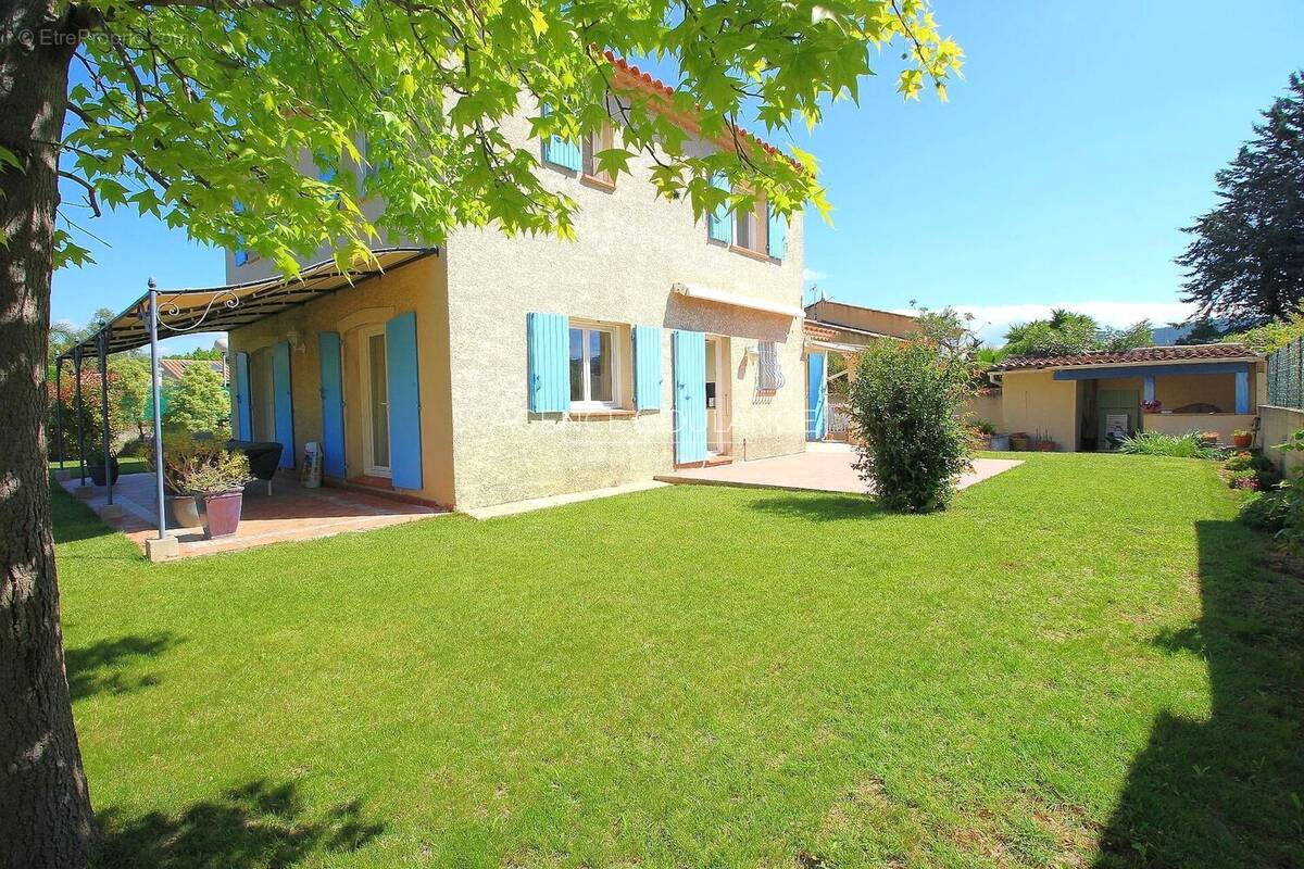 Maison à SAINT-CYR-SUR-MER