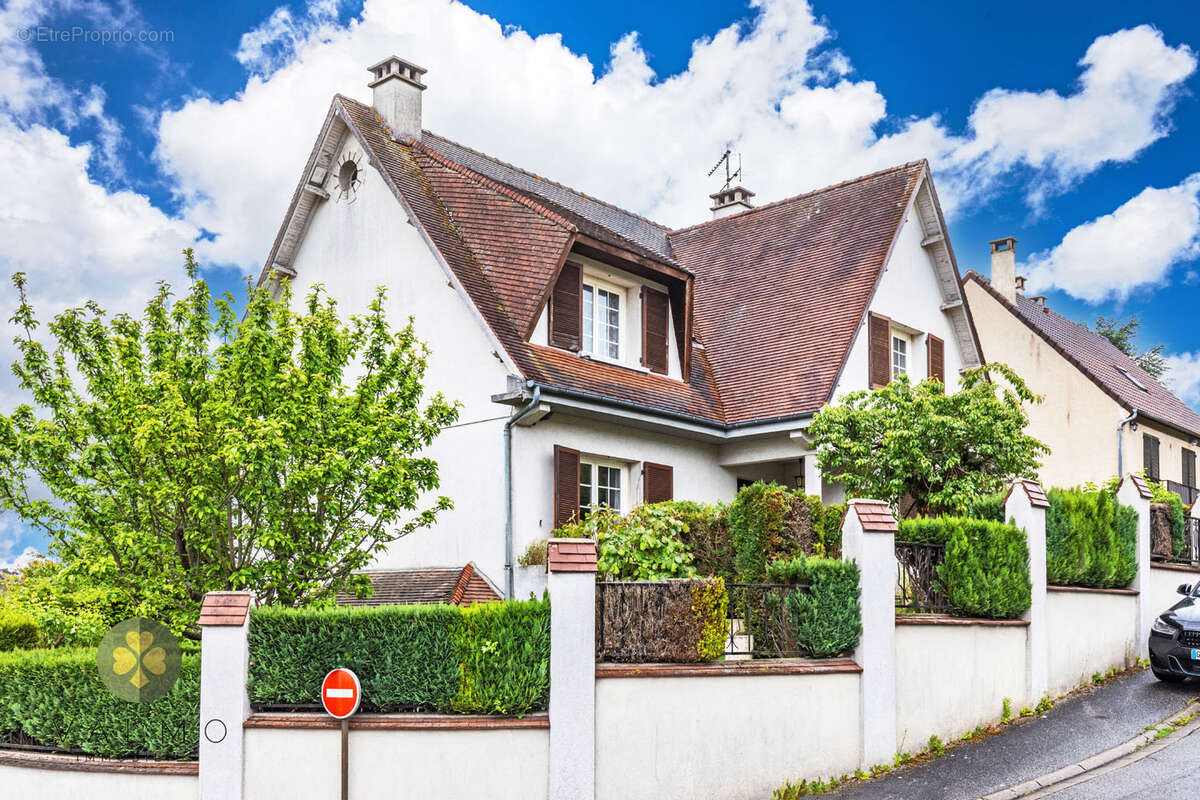 Maison à BEYNES
