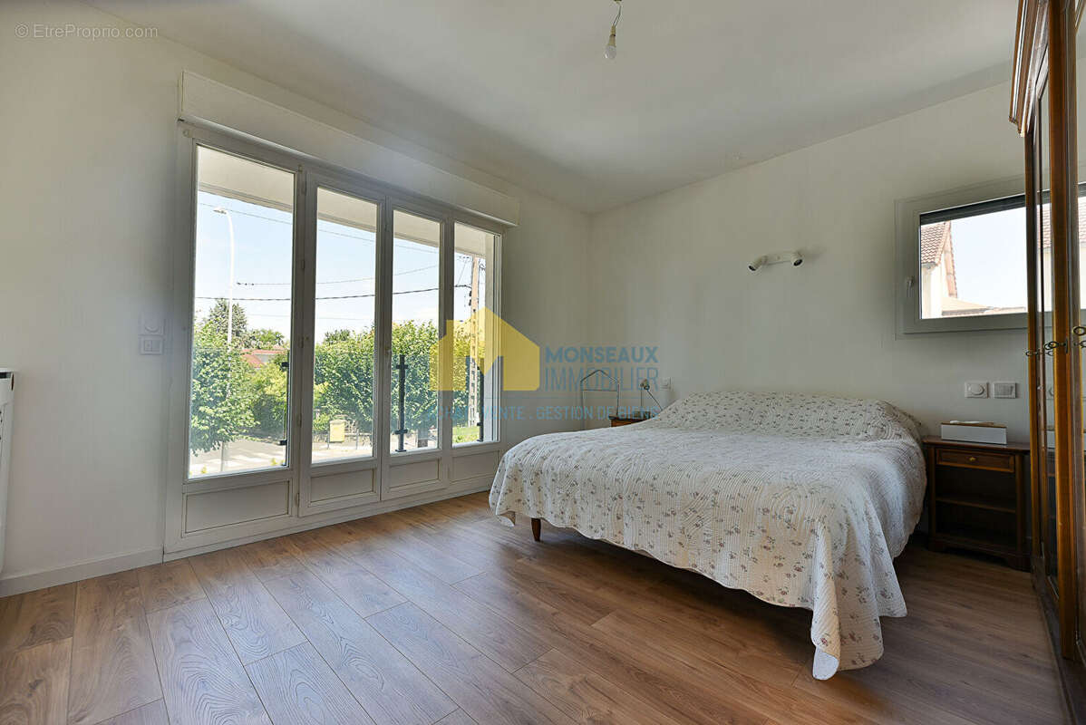 Maison à SAINTE-GENEVIEVE-DES-BOIS