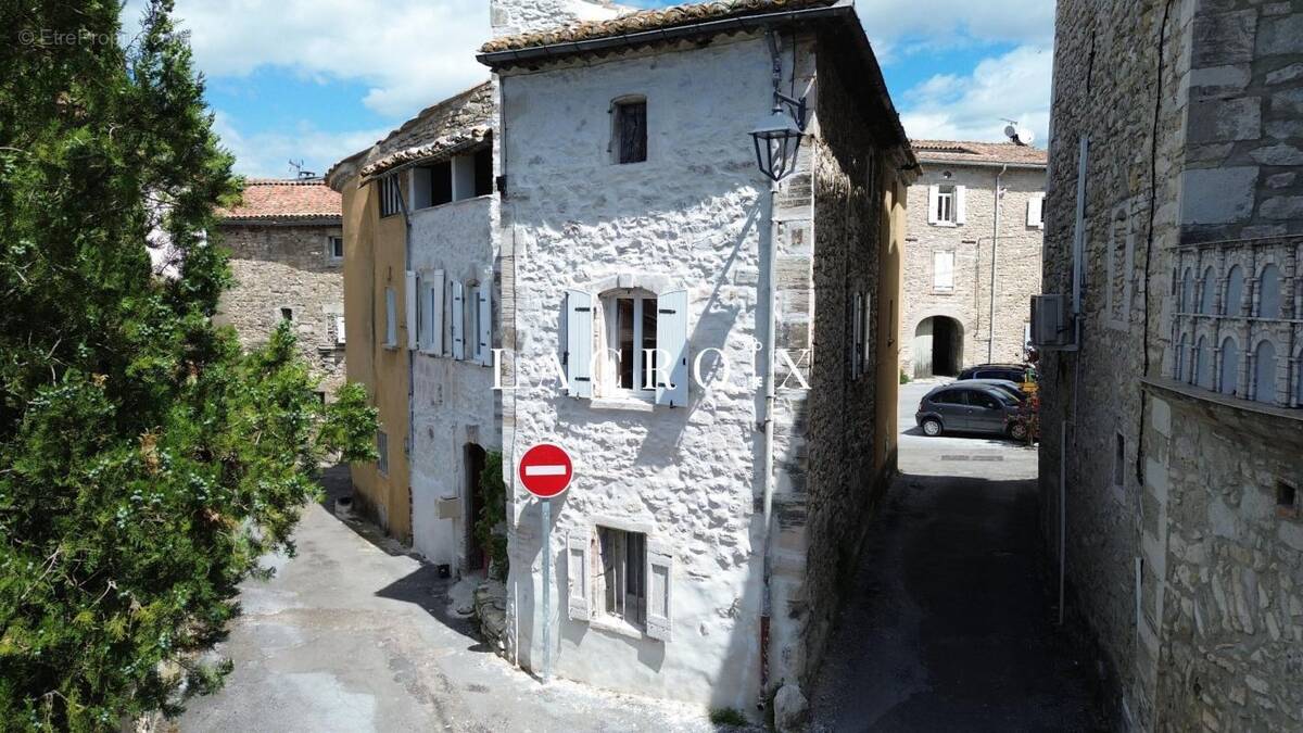 Maison à SAINT-JEAN-DE-MARUEJOLS-ET-AVEJAN