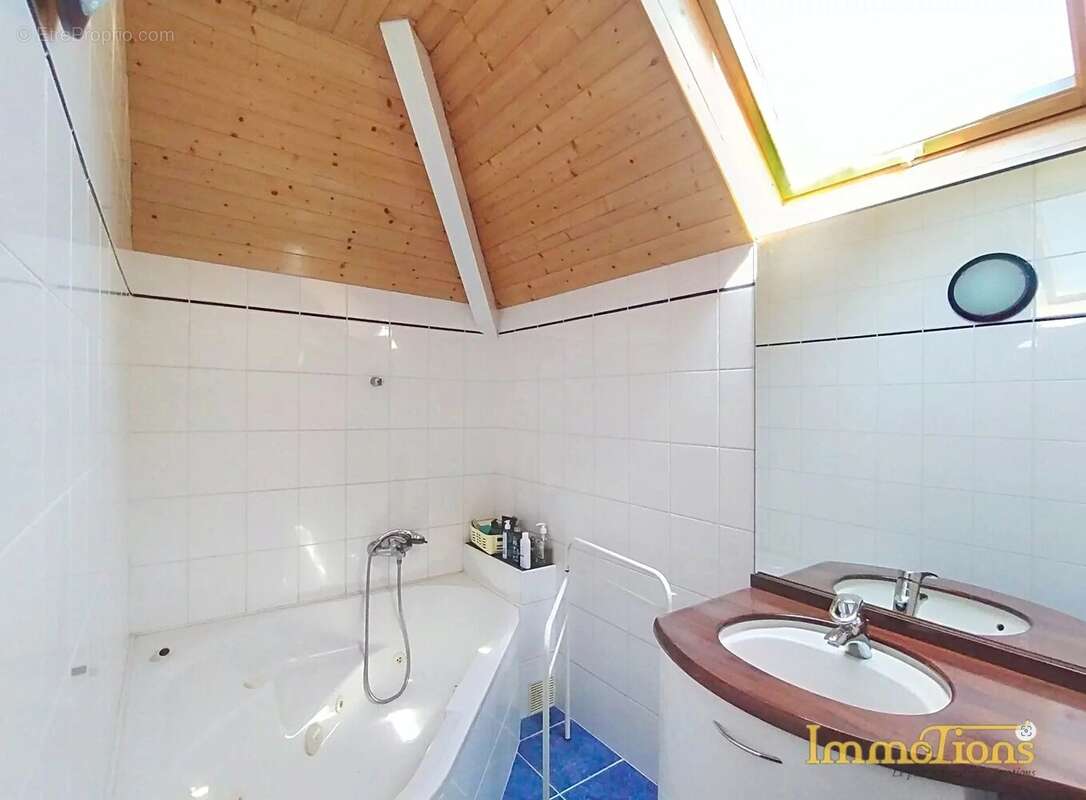 SAINT-MARCELLIN – Maison d’architecte de plus de 200 m², 6 chambres et piscine - photo 14
