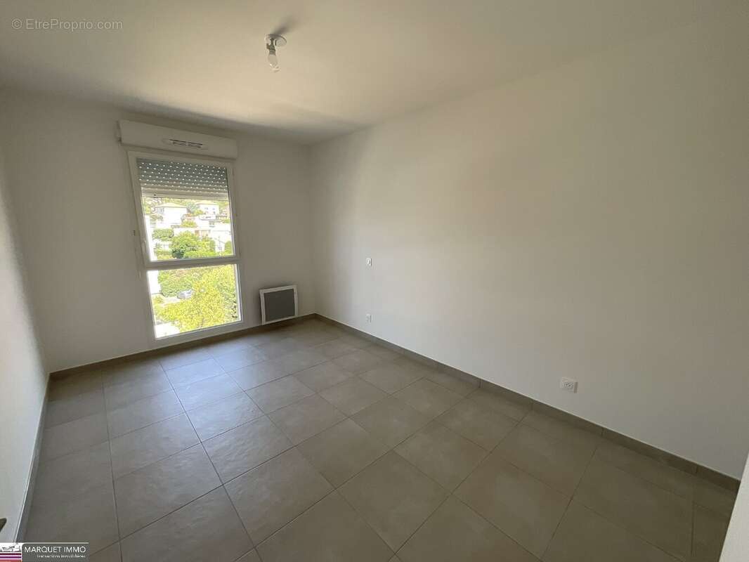 APT T4 offrant 90 m² avec terrasse 18 m² et 6 m² et parking au 6° étage avec ascenseur... - photo 5