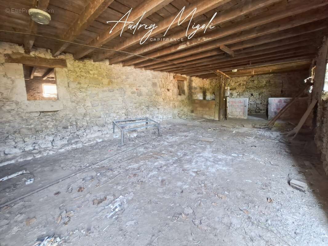 Grange en pierre à rénover entièrement, au coeur d'Astaffort, plus de 200m² - photo 2