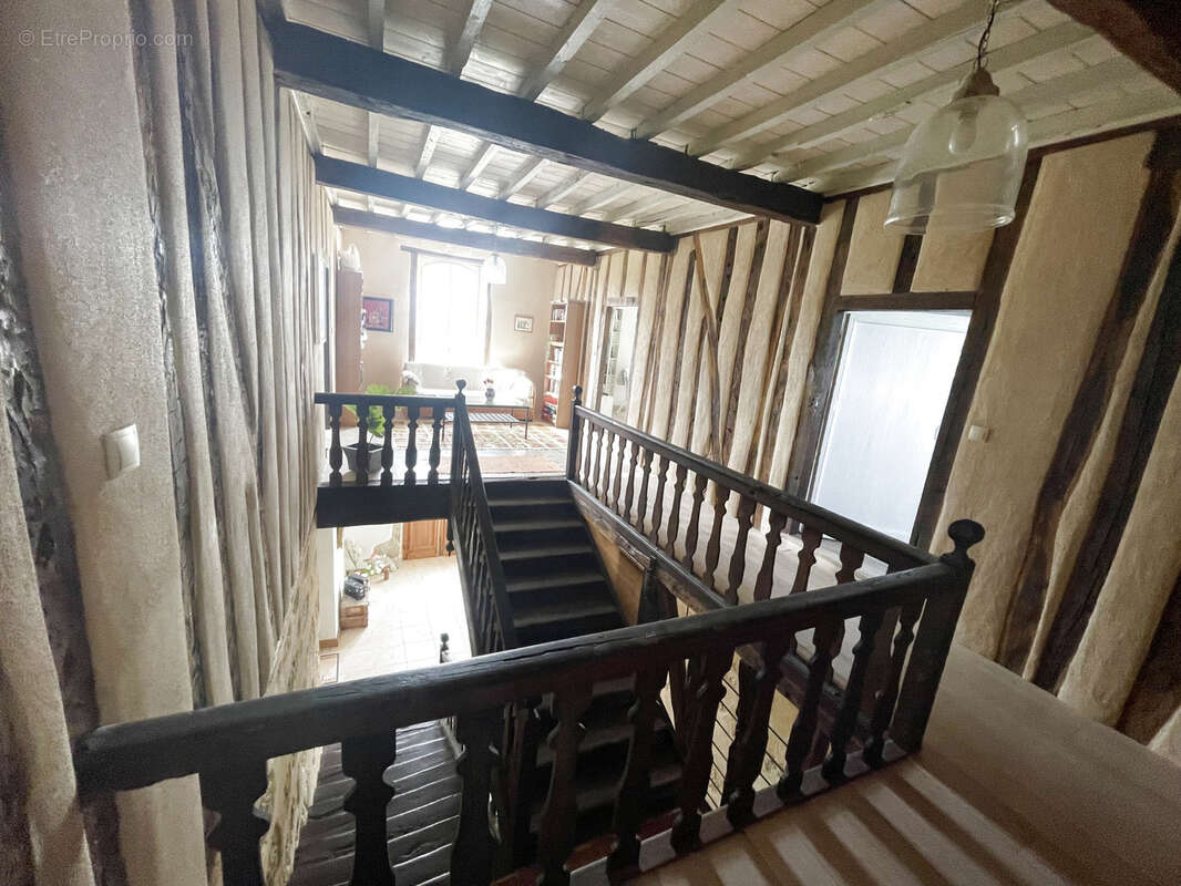 maison de maitre avec piscine intérieur et dependances aménagéables - photo 13