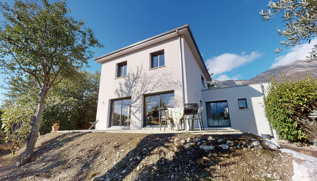 Maison à SAINT-NAZAIRE-LES-EYMES