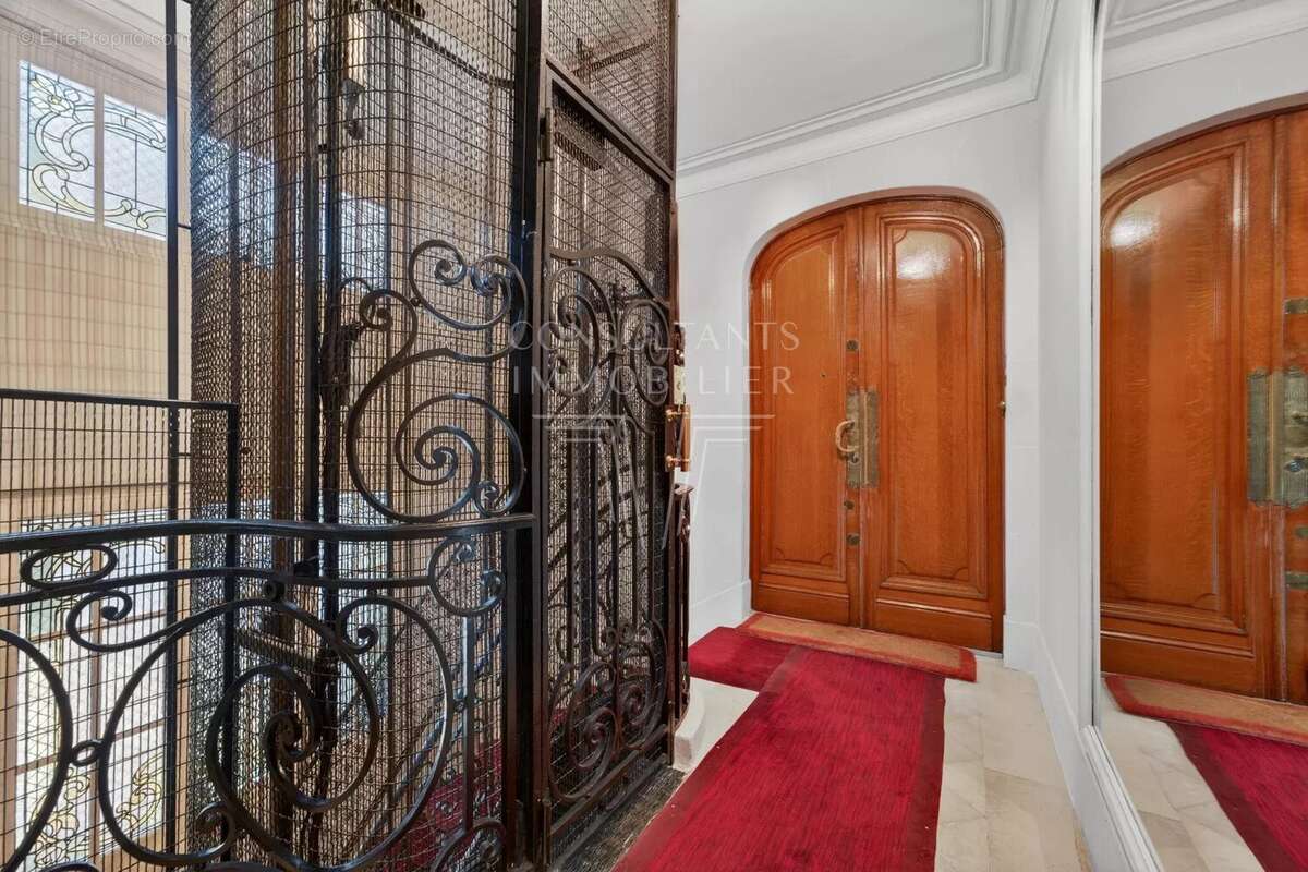 Appartement à PARIS-16E
