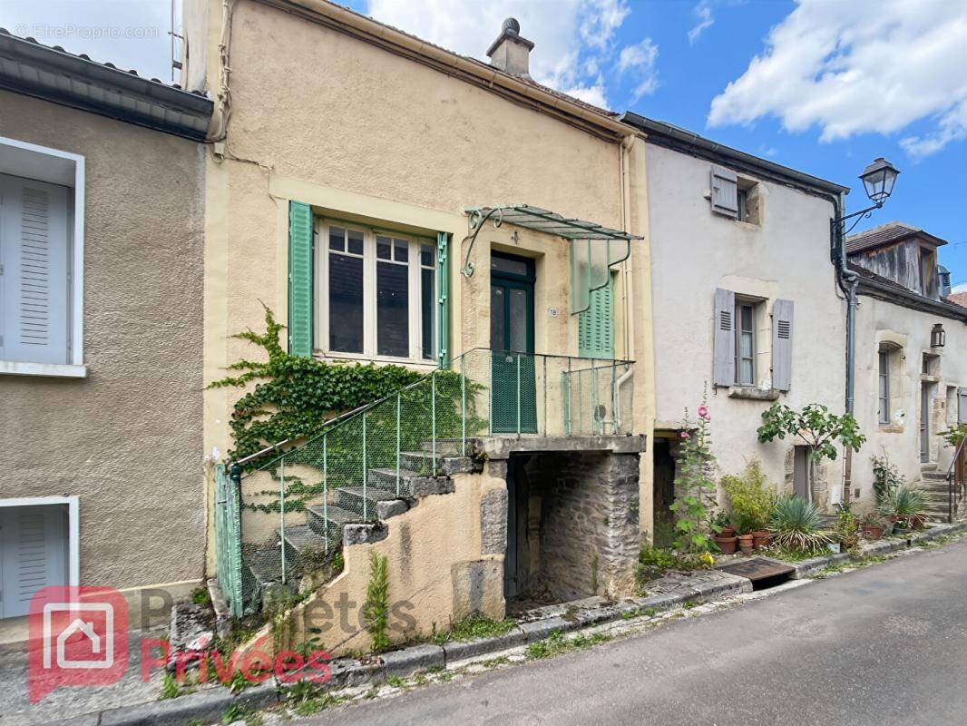 Maison à NOYERS