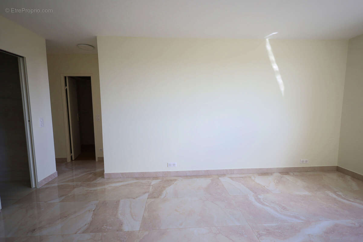 LE PLESSIS-ROBINSON - Appartement 4 pièces - 73,98 m2 Carrez - Lumineux, entièrement rénové, sans vis-à-vis. - photo 5