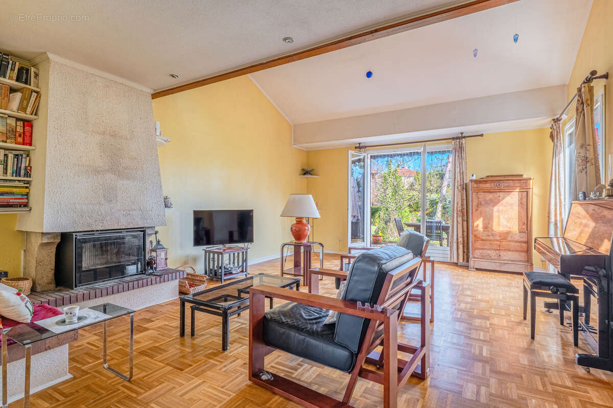 Maison à LA TOUR-DE-SALVAGNY