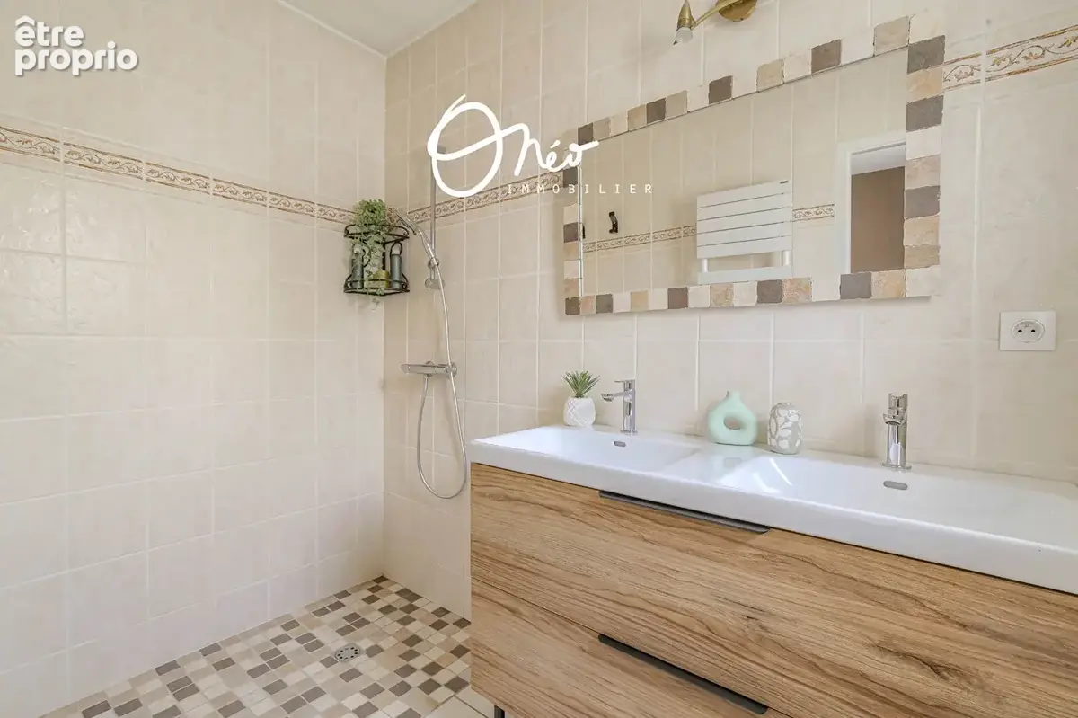 Mions - Maison 6 pièces de 171 m2 sur 851 m2 de parcelle avec piscine - photo 16