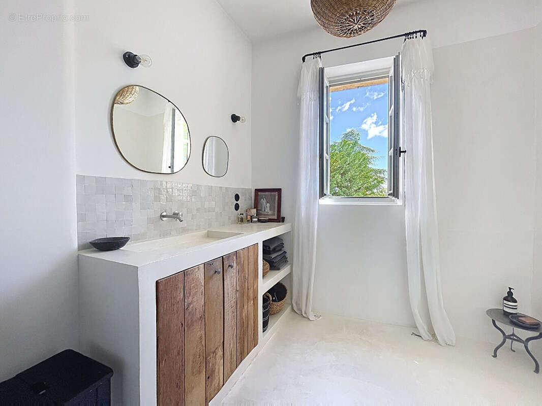 Maison en pierre rénovée, 3 chambres, double garage, jardin et piscine - photo 8