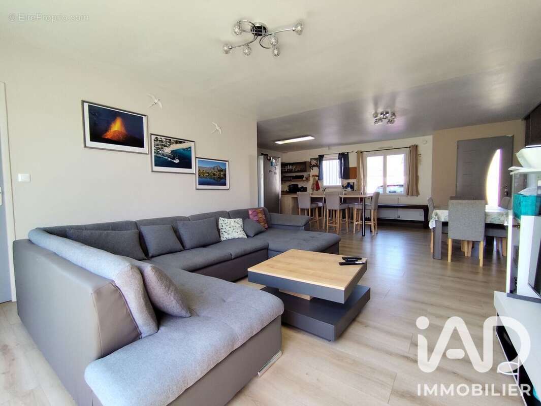 Maison 111 m² à Saint-Jean-De-La-Ruelle  - photo 2