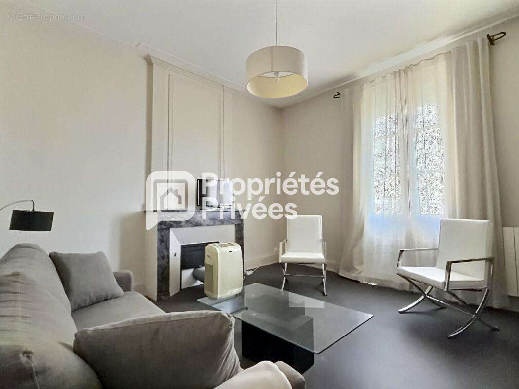 Superbe immeuble rénové d'env. 430m²  avec 7 appartements T2 meublés + 2 locaux commerciaux et caves en plein centre historique  - photo 5
