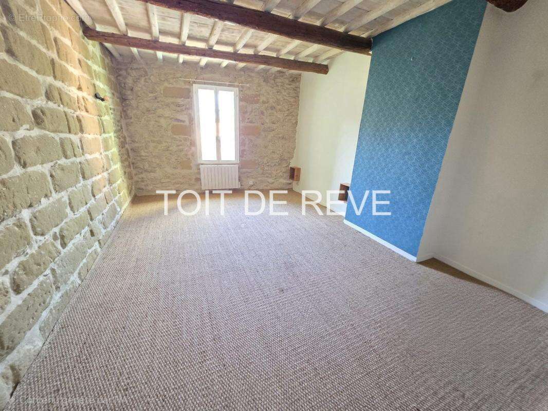 Immeuble proche Uzès : 334m2 divisés en 4 appartements + cours intérieure de 170m2 - photo 2