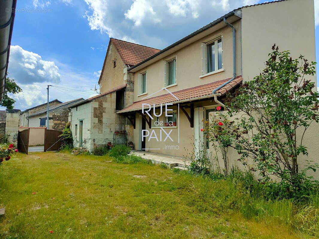 Maison à LENCLOITRE