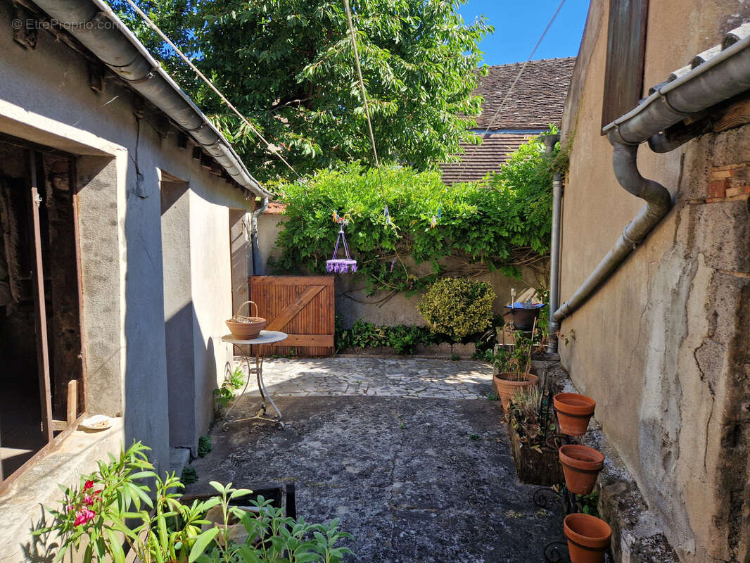 AUTUN - idéal investisseur - immeuble composé de 3 appartements, avec dépendances et cour - photo 3