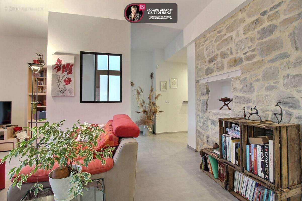 Montagnole, grange rénovée et spacieuse,  166 m2 , 4 chambres - photo 4