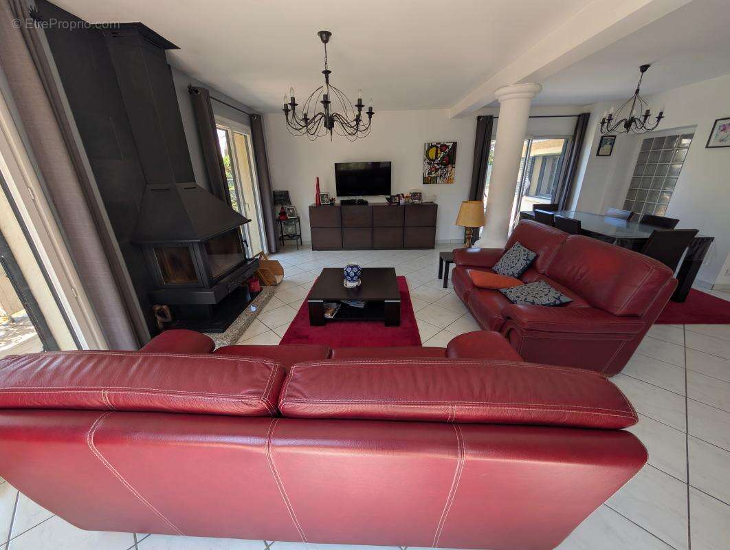 À moins de 10 minutes du centre-ville d'Aix-les-Bains – A vendre belle maison individuelle aux volumes généreux, idéale pour une - photo 4