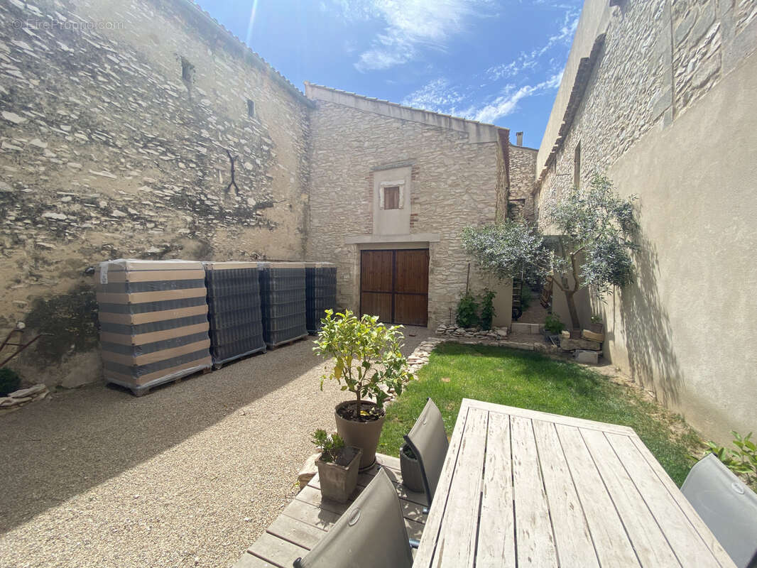 Domaine viticole confidentiel sur trois Crus de la Vallée du Rhône méridionale - photo 2