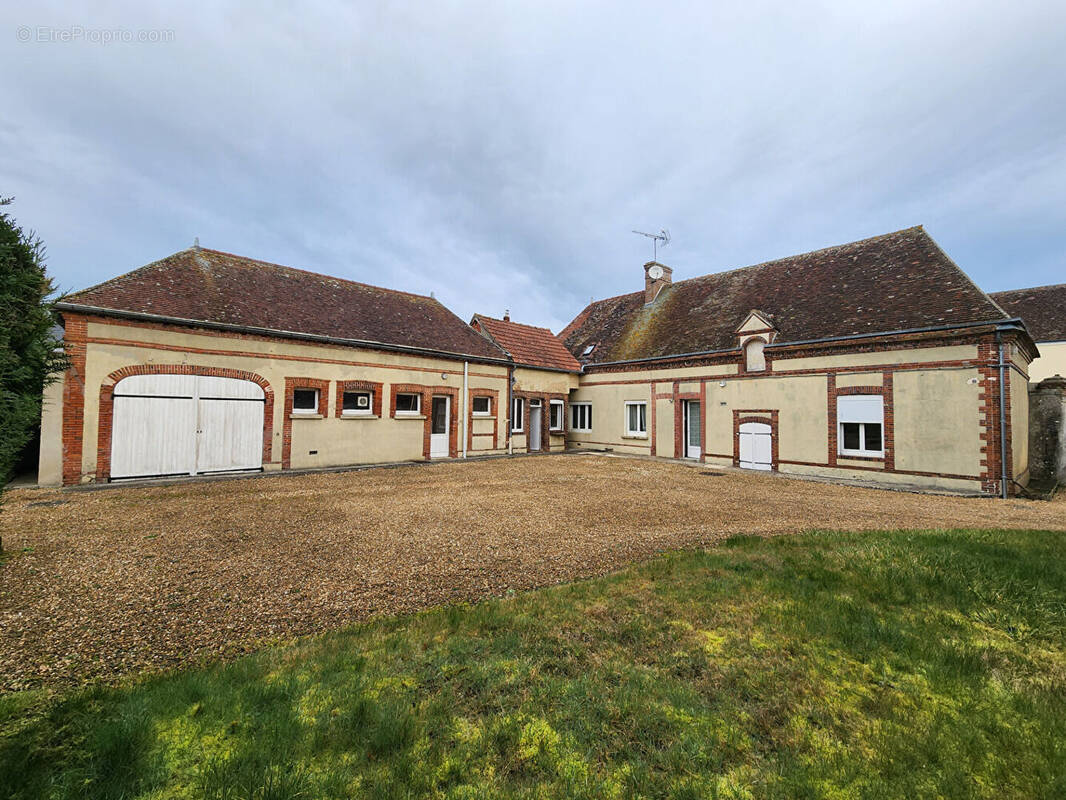 Maison à TREMBLAY-LES-VILLAGES