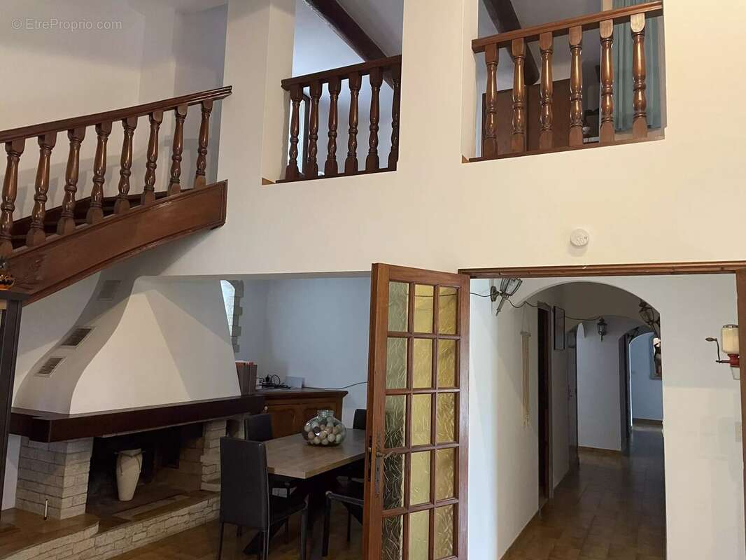 PELISSANNE Maison avec 2 logements au coeur des collines - photo 18