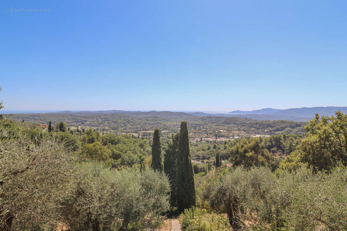 Maison à CHATEAUNEUF-GRASSE