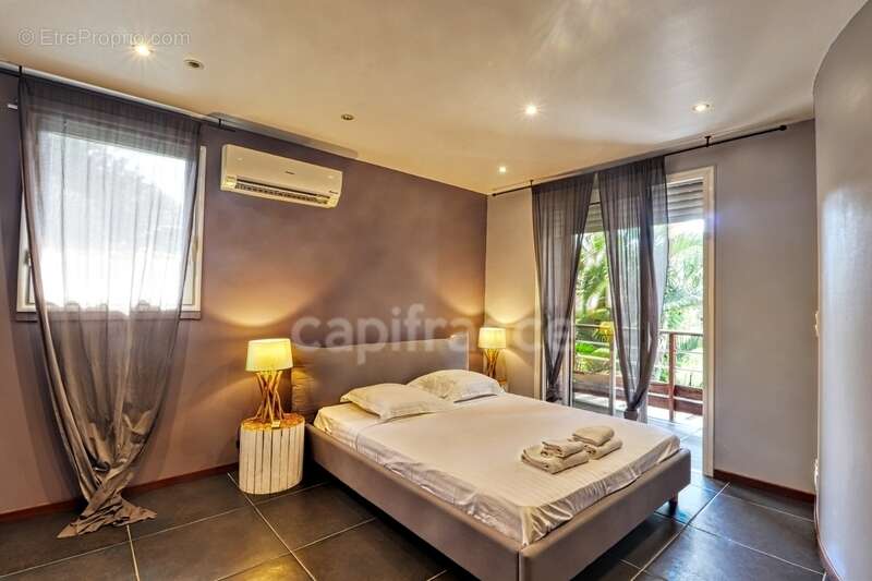 Maison à LES TROIS-ILETS