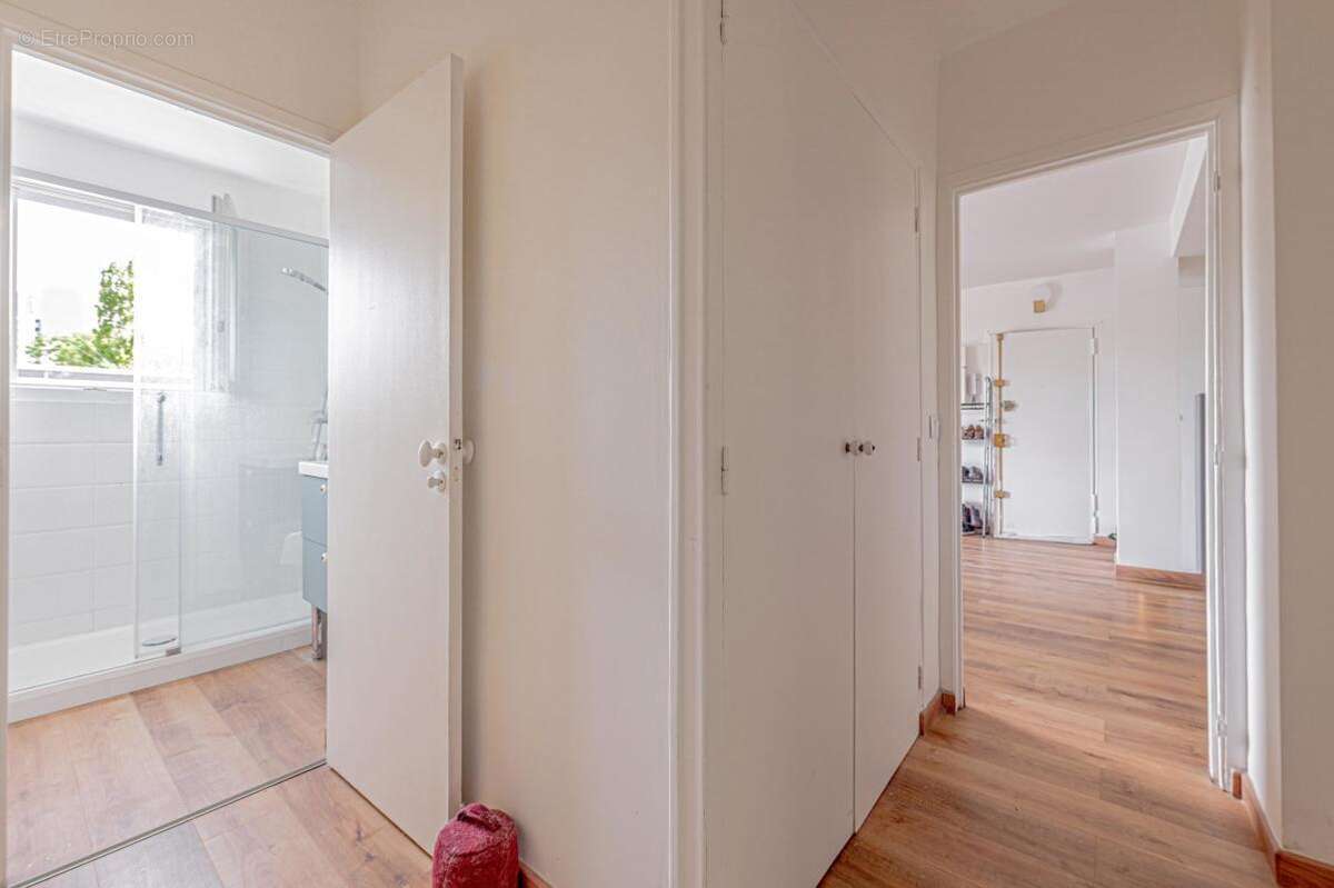 Saint-denis - appartement rénové avec balcon plein sud - photo 12