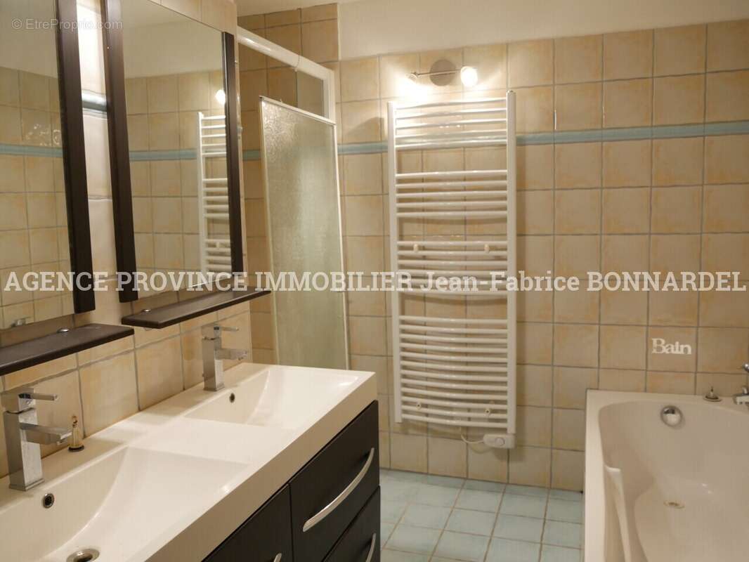 Appartement à LA BAUME-DE-TRANSIT