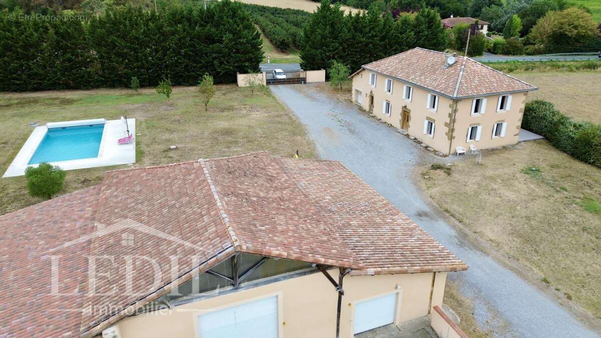 Corps de ferme rénové avec piscine et dépendance - photo 2