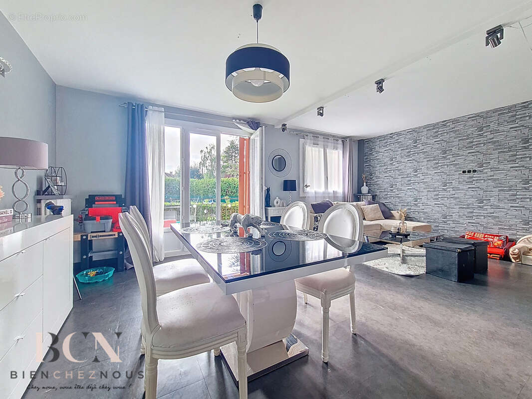 Appartement à EZANVILLE