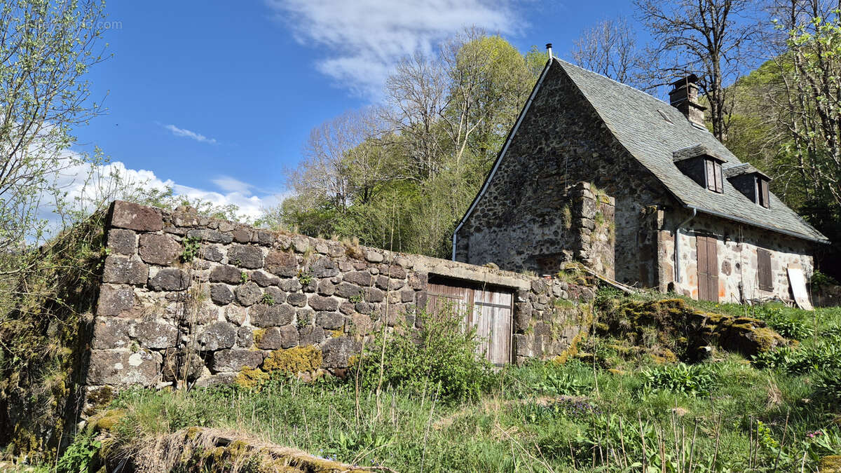 Maison à MANDAILLES-SAINT-JULIEN