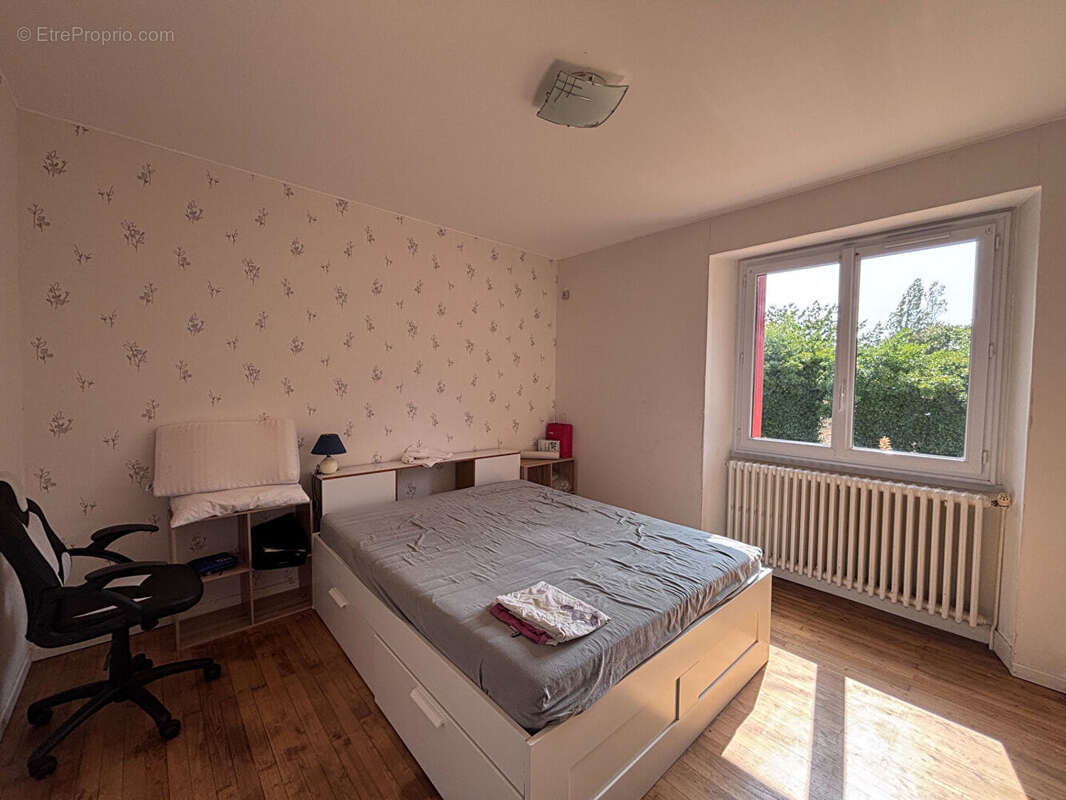 Spacieuse maison de trois chambres avec chalet et grand jardin arboré - photo 9
